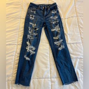 Distressed American Eagle mom jeans size 6 regular medium wash